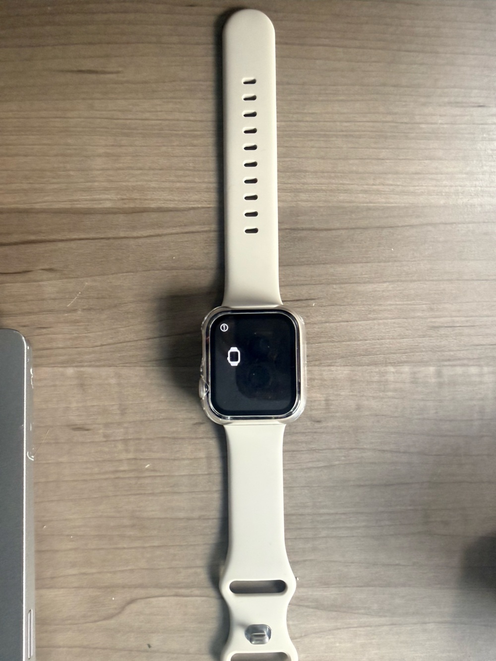 Apple Watch SE: 40MM with Cream Silicone Band